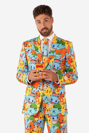 Man draagt pak met Pokémon, Pikachu -print