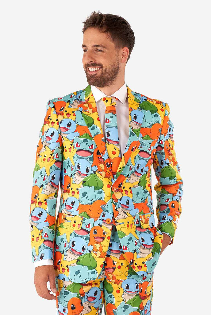 Man draagt ​​pak met Pokémon, Pikachu -print