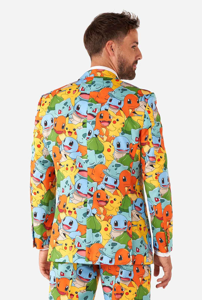 Man draagt ​​pak met Pokémon, Pikachu -afdrukaanzicht vanaf de achterkant