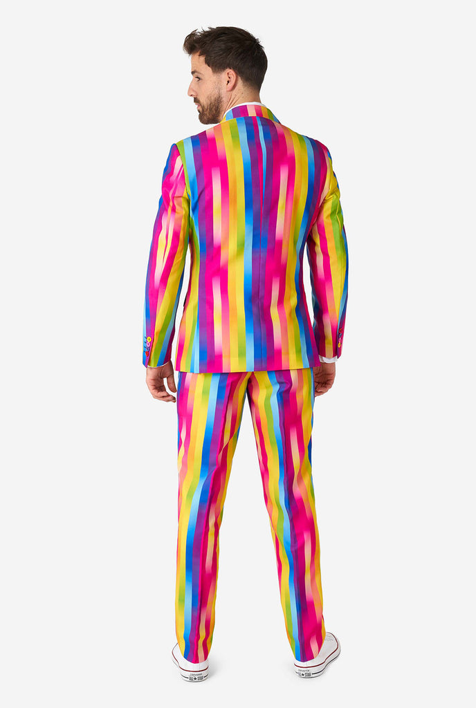 Man draagt ​​het uitzicht op regenboogkleurig pak vanaf de achterkant