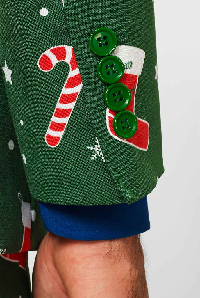 Man draagt ​​een groen kerstpak en blauw overhemd, mouw close -up