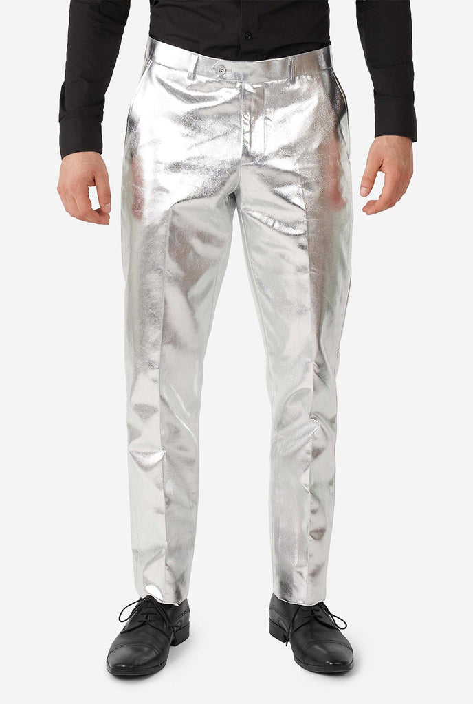 Man draagt ​​een glanzend zilveren pak, uitzicht op broeken