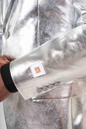 Man draagt een glanzend zilveren pak, mouw close -up