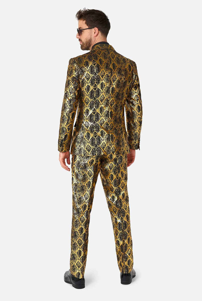 Man draagt ​​pak met, goud en zwart, slangenhuid printaanzicht vanaf de achterkant