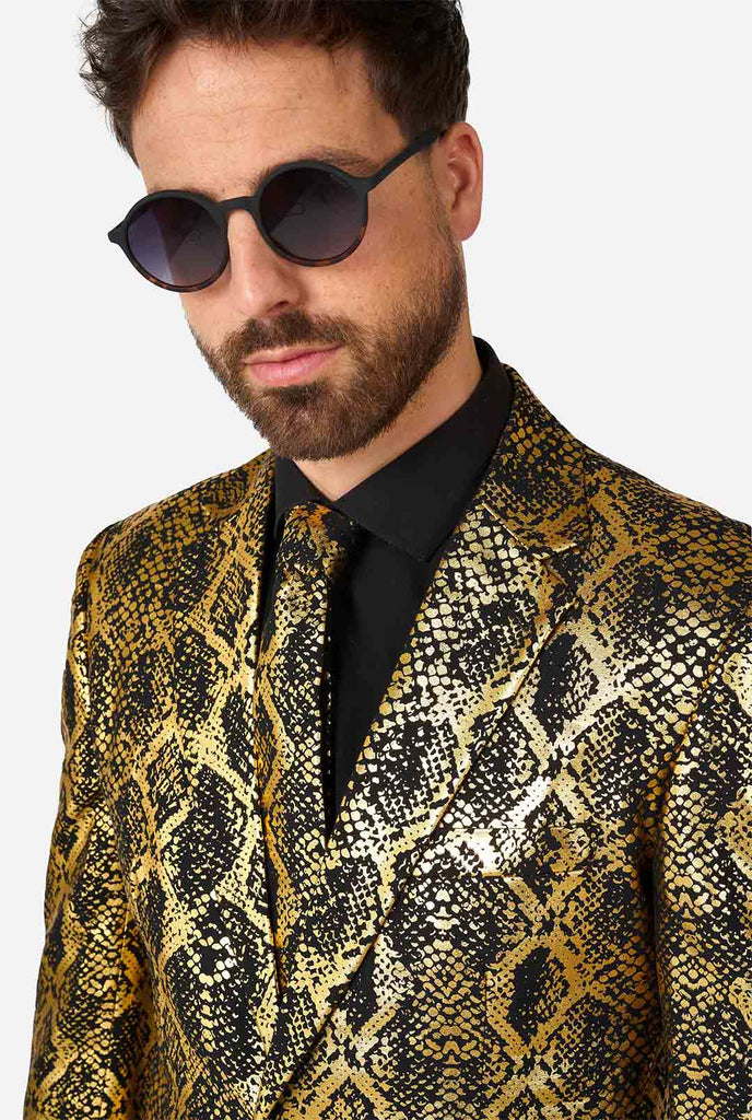 Man draagt ​​pak met, goud en zwarte, slangenhuid print