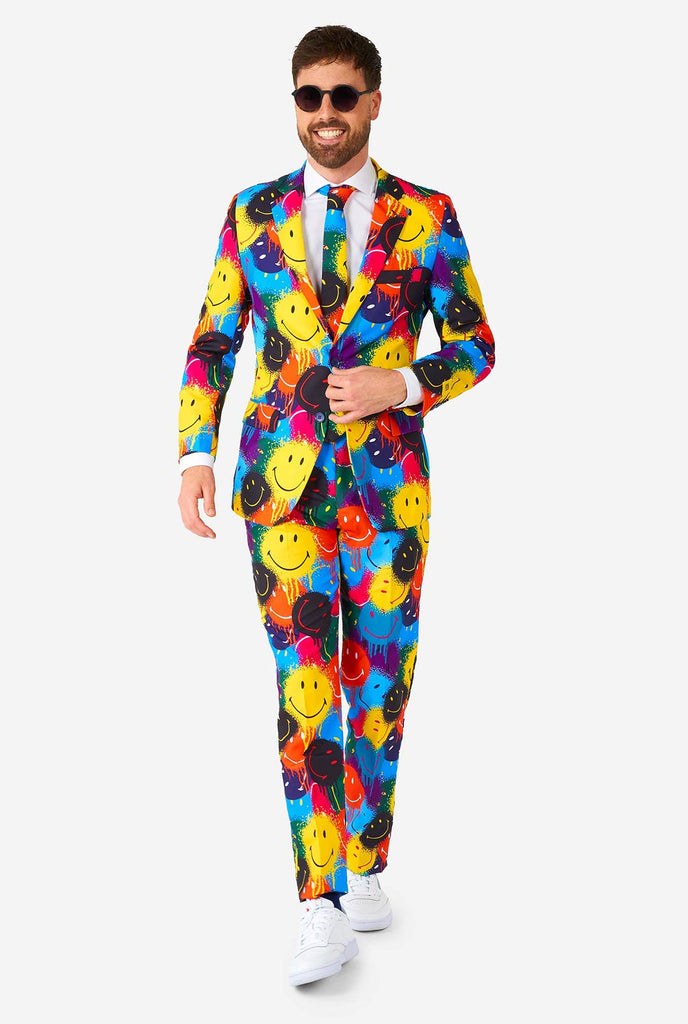 Man draagt ​​kleurrijk herenpak met smiley print