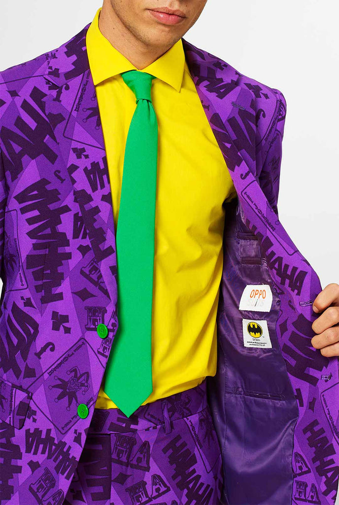 Het Joker -paarse pak gedragen door de mens