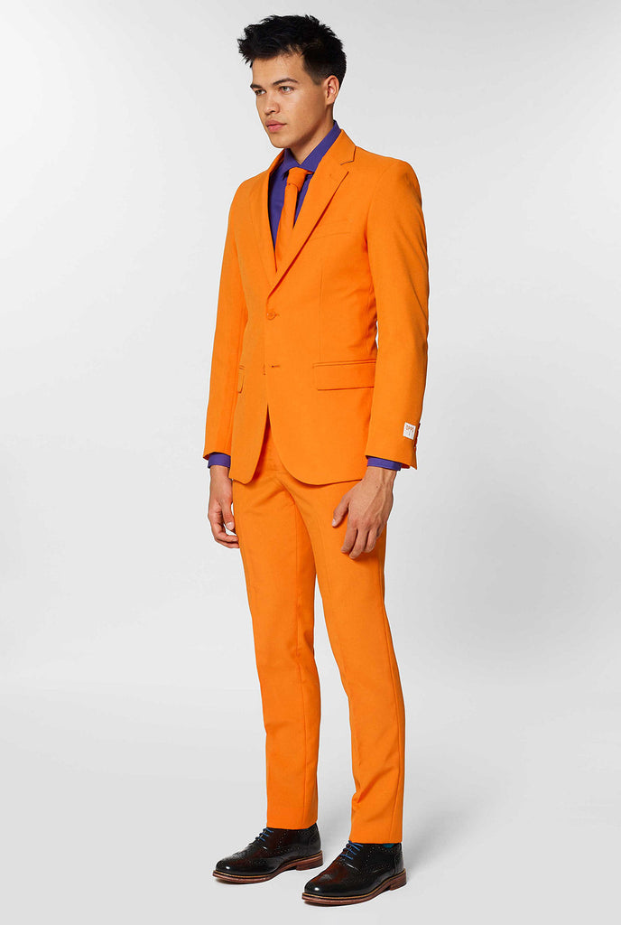 Man draagt ​​oranje pak met paars overhemd