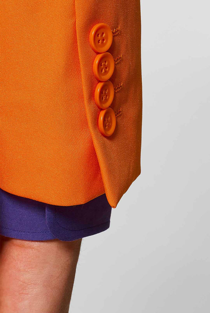 Man draagt ​​oranje pak met paars overhemd, mouw close -up