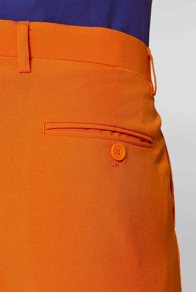 Man draagt ​​oranje pak met paars overhemd, van dichtbij