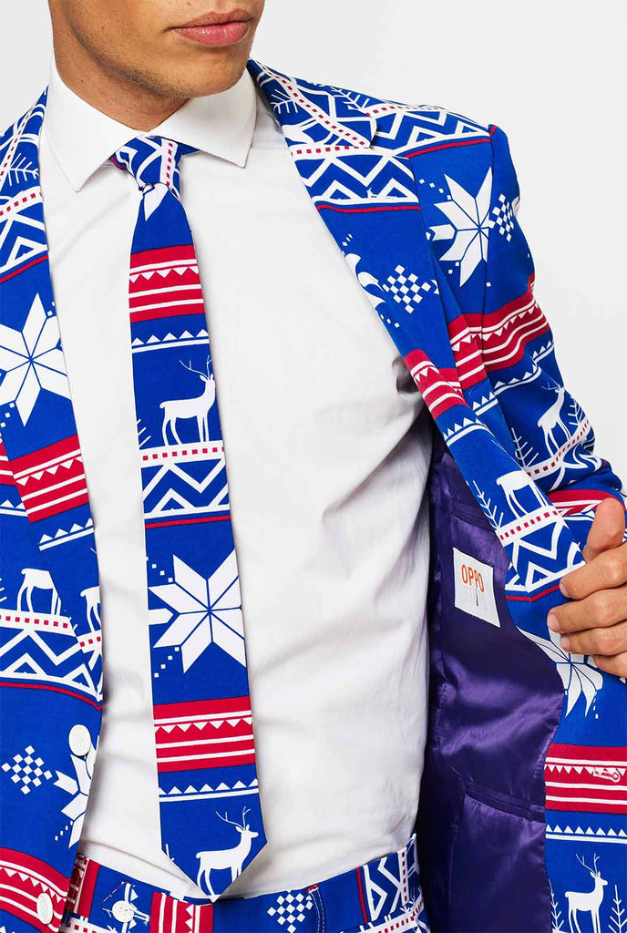 Man draagt ​​een blauw kerstpak met een van de Noordse thema -print, close -up