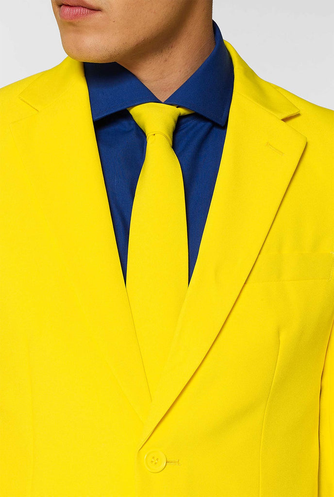 Man draagt ​​geel herenpak en donkerblauw overhemd, dichtbij