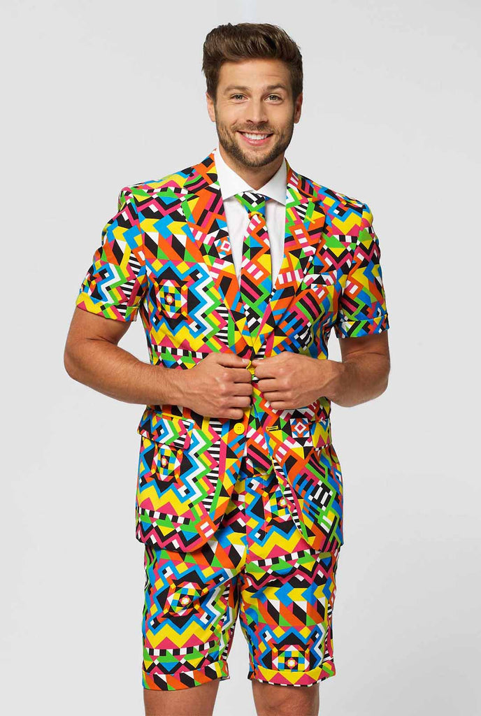 Man draagt ​​een kleurrijk zomerpak, bestaande uit korte, jas en stropdas