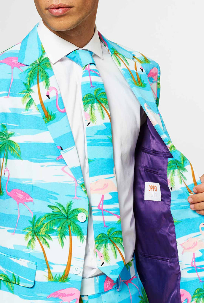 Man draagt ​​een zomerpak met tropische flamingo -print, close -up