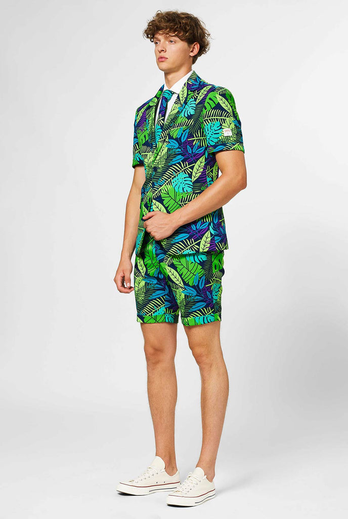 Man draagt ​​een groen zomerpak met jungle bladafdruk