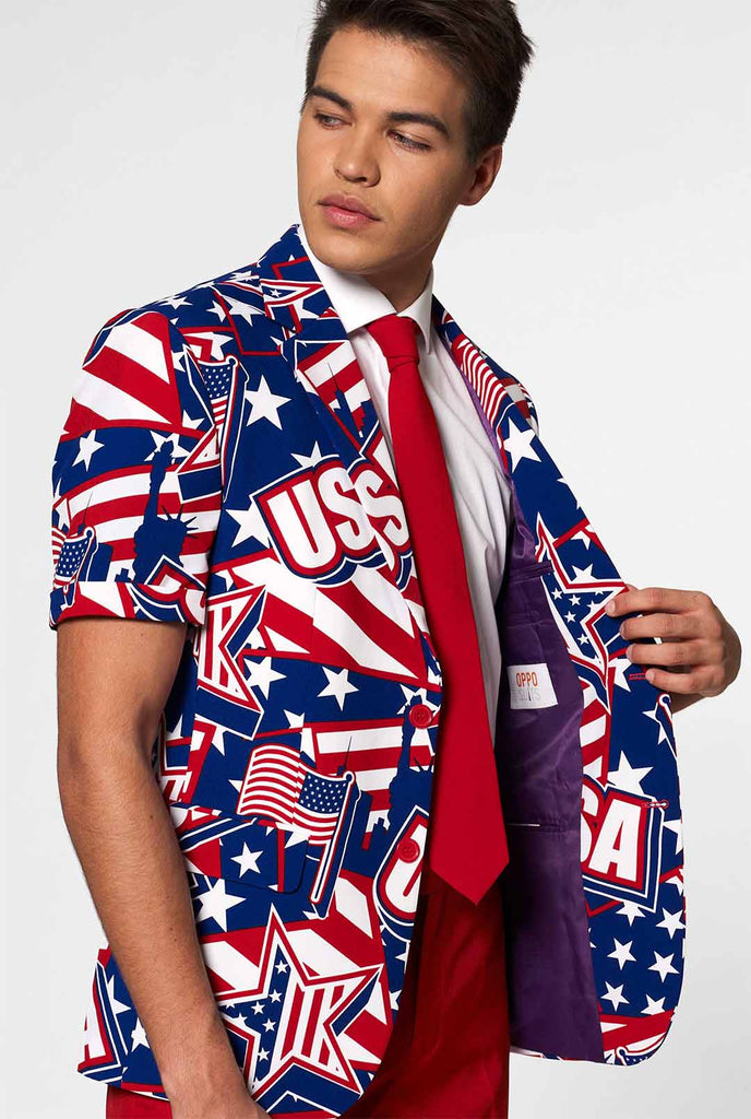 Man draagt ​​het zomerpak met een USA -thema