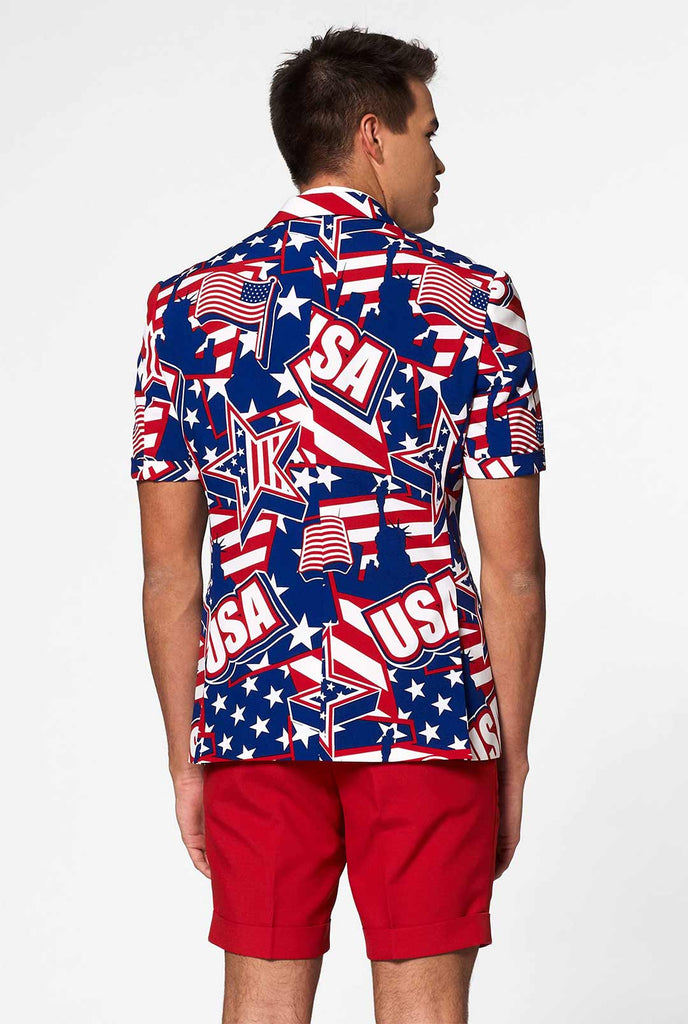 Man draagt ​​het zomerpak met een USA -thema, uitzicht vanaf de achterkant
