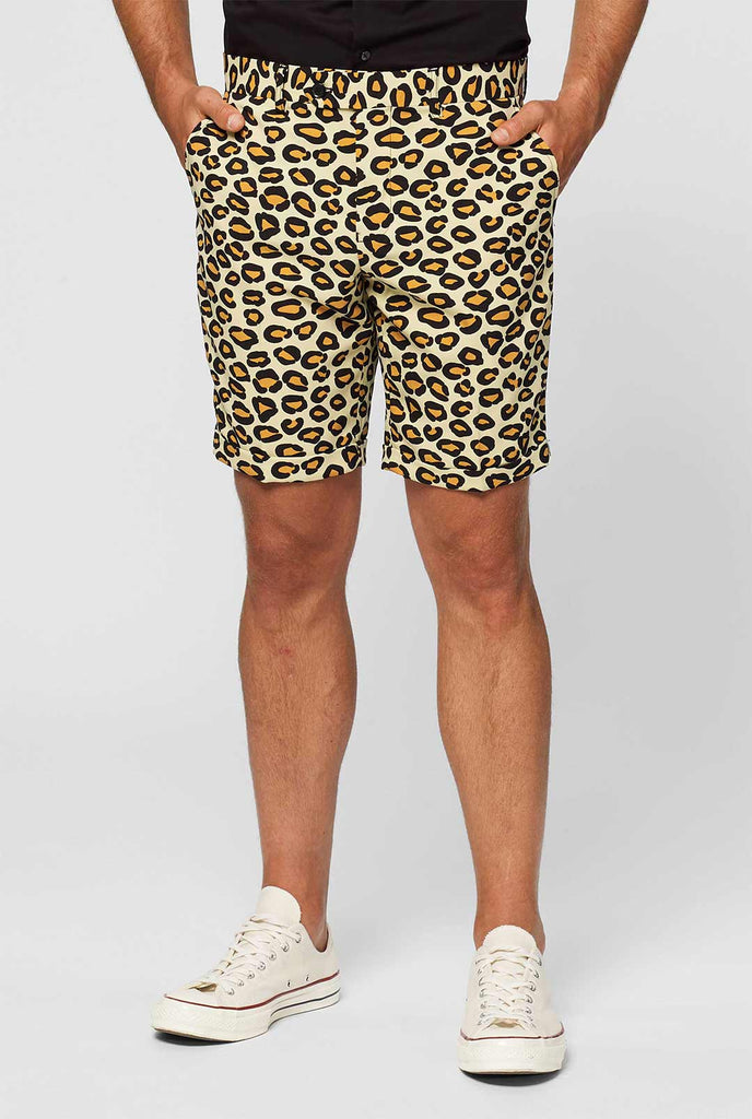 Man draagt ​​een zomerpak met luipaardprint, close -up van broek