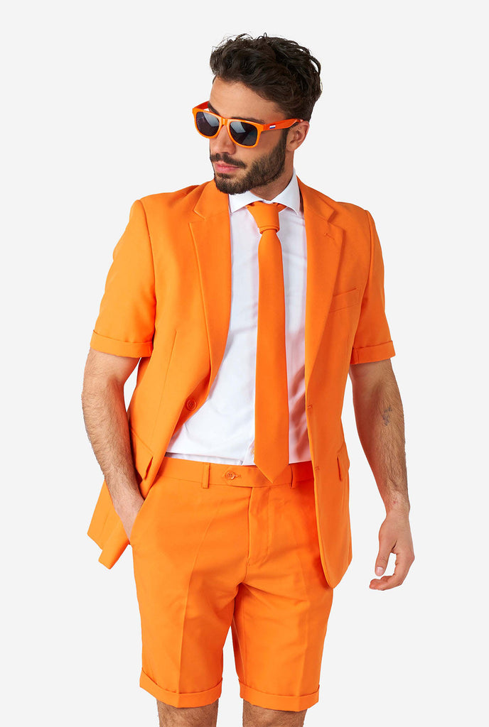 Man draagt ​​oranje zomerpak
