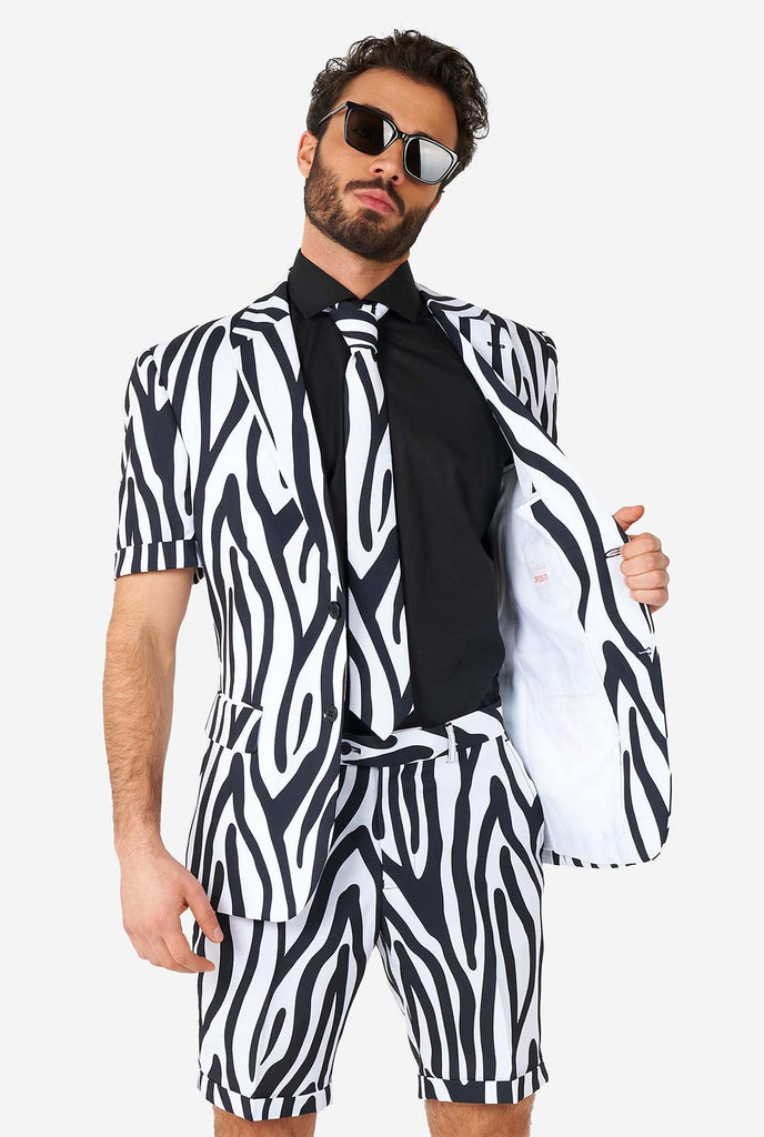 Man draagt ​​een zomerpak met zwart -witte zebrastrepen