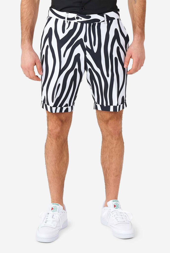 Man draagt ​​een zomerpak met zwart -witte zebrastrepen, close -up van broek