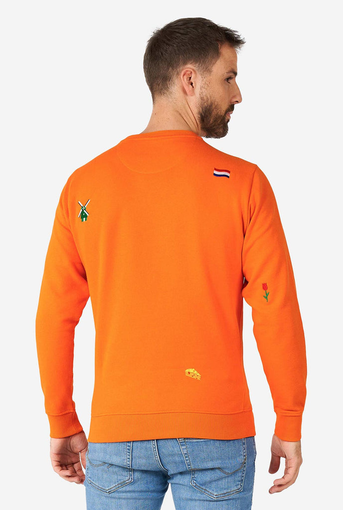 Man draagt ​​een oranje trui met Nederlandse iconen, bekijk vanaf de achterkant