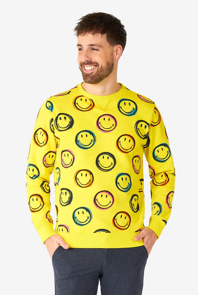 Man draagt ​​gele herentrui met smiley print
