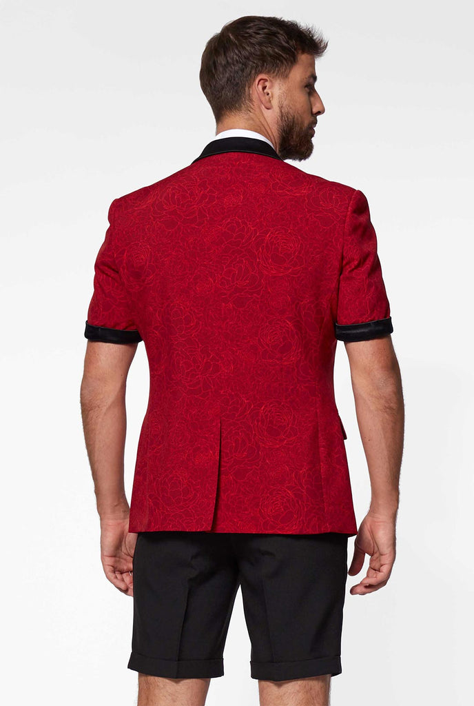 Man draagt ​​rode zomertuxedo met bloemenprint van achteren