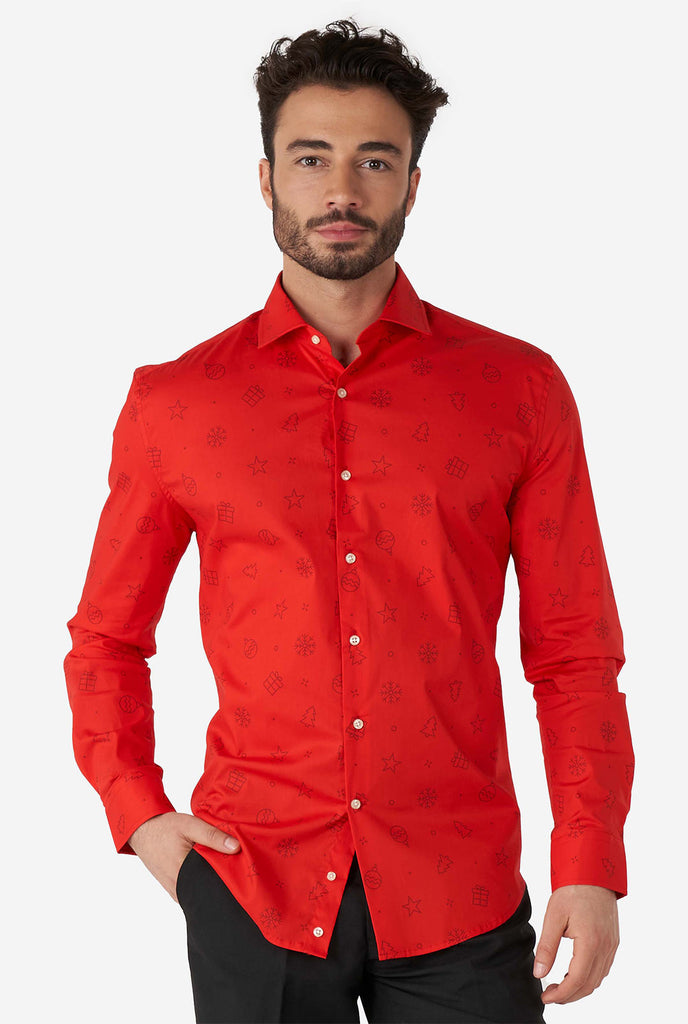 Man draagt ​​rood overhemd met kerstpictogrammen