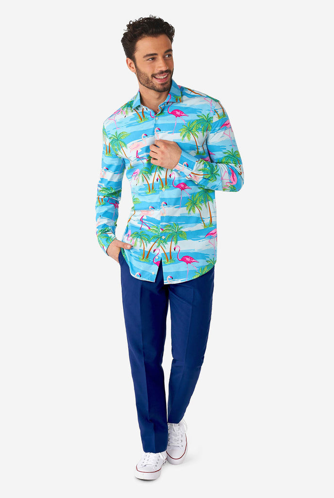 Man draagt ​​Hawaiiaans overhemd met tropische flamingo -print