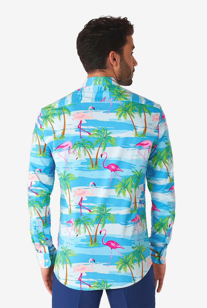 Man draagt ​​Hawaiiaans overhemd met tropische flamingo -print, bekijk vanaf de achterkant