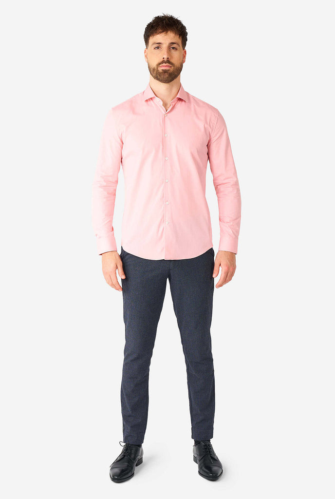 Man draagt ​​een zacht roze overhemd