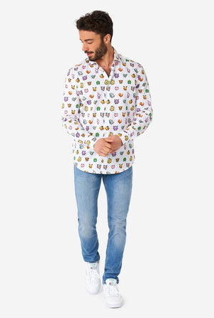 Man draagt een wit overhemd met Pokemon -pictogrammen