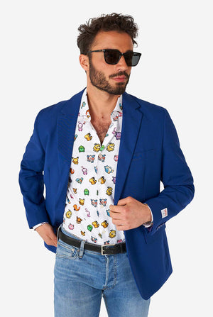 Man draagt een wit overhemd met Pokemon -pictogrammen en blauwe blazer