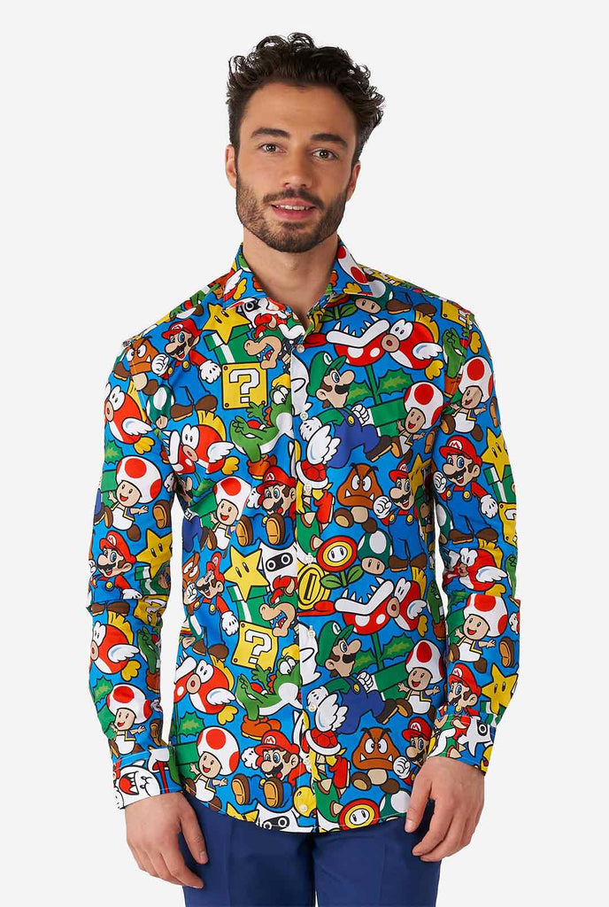Man draagt ​​overhemd met Super Mario -pictogrammen print
