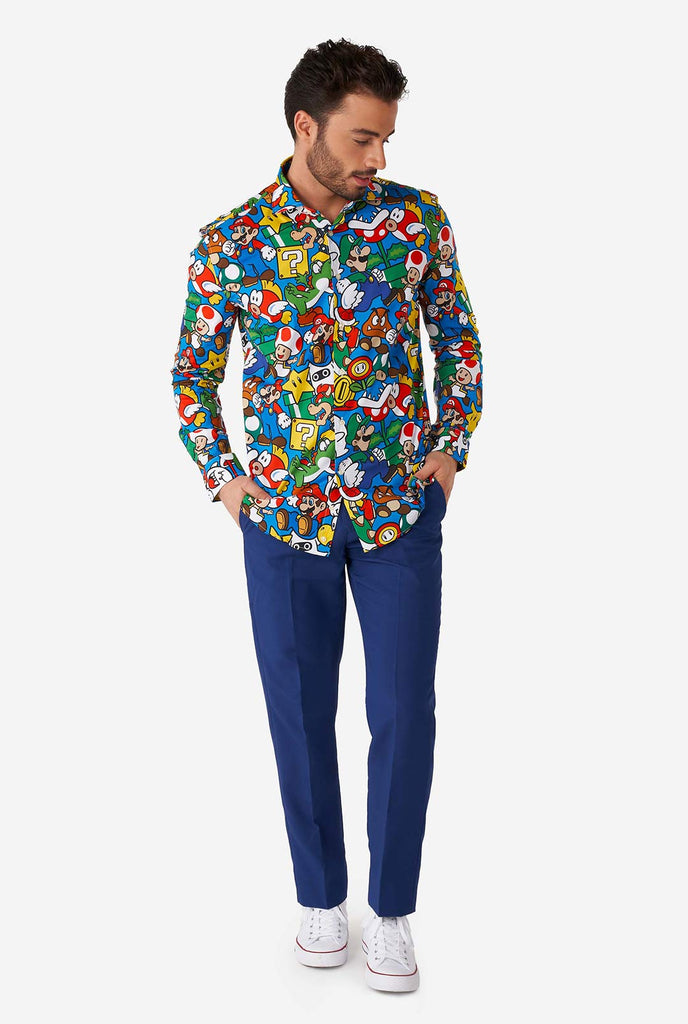 Man draagt ​​overhemd met Super Mario -pictogrammen print
