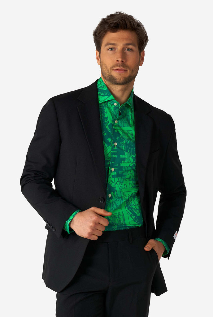 Man draagt ​​een groen overhemd met de Joker -print