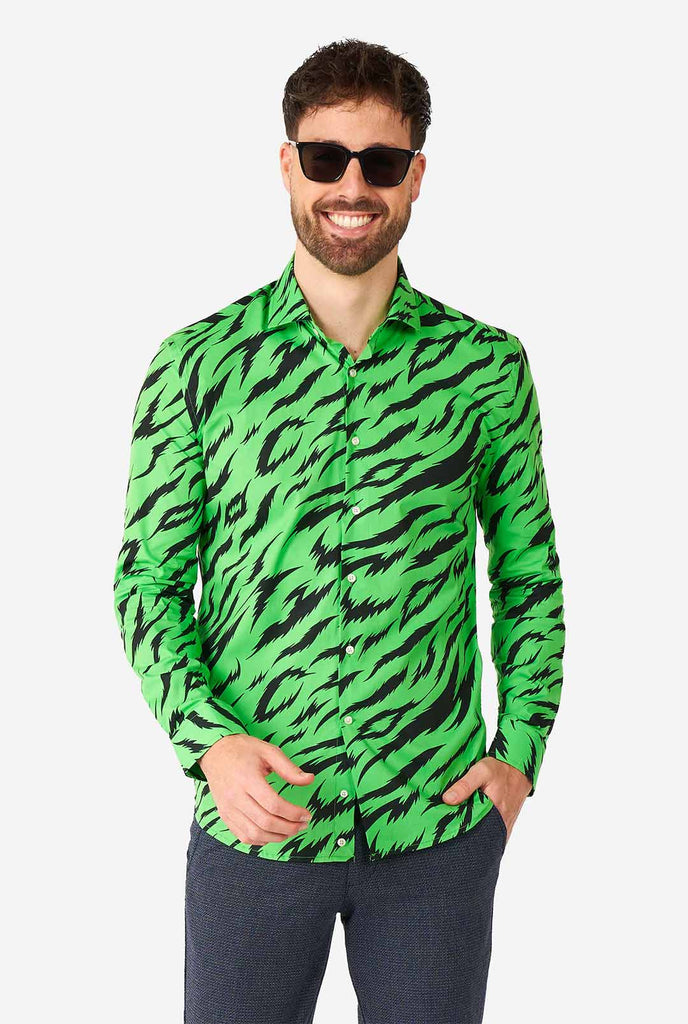 Man draagt ​​neon groen overhemd met tijgerstrepen