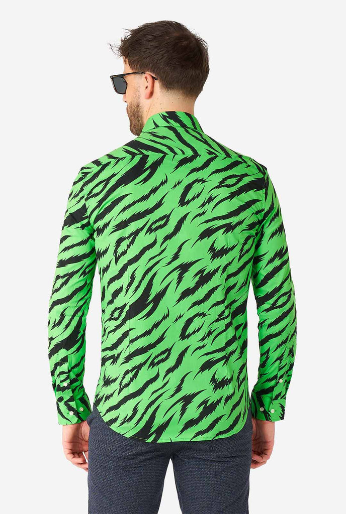 Man draagt ​​neon groen overhemd met tijgerstrepen, bekijk vanaf de achterkant