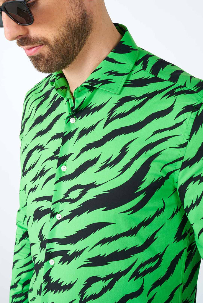 Man draagt ​​neon groen overhemd met tijgerstrepen