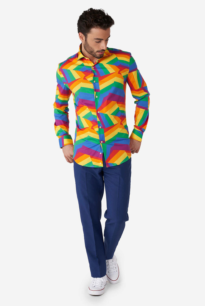 Man draagt ​​kleurrijk Rainbow Pride -overhemd