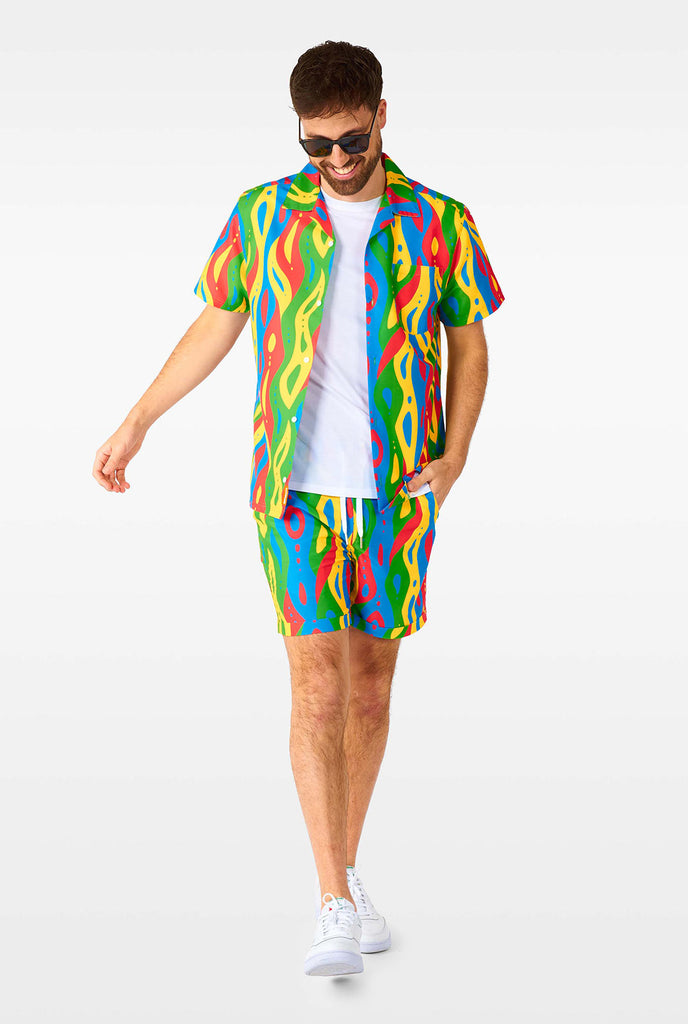 Man draagt ​​een kleurrijke zomerset, bestaande uit shirt en shorts.