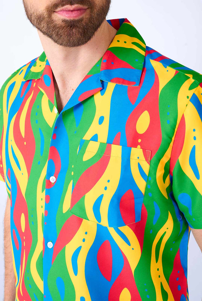 Man draagt ​​een kleurrijke zomerset, bestaande uit shirt en shorts. Detailopname.