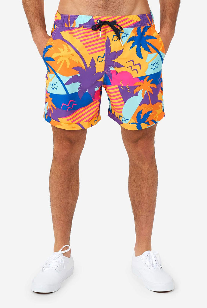 Man draagt ​​kleurrijke zomers shorts, close-up