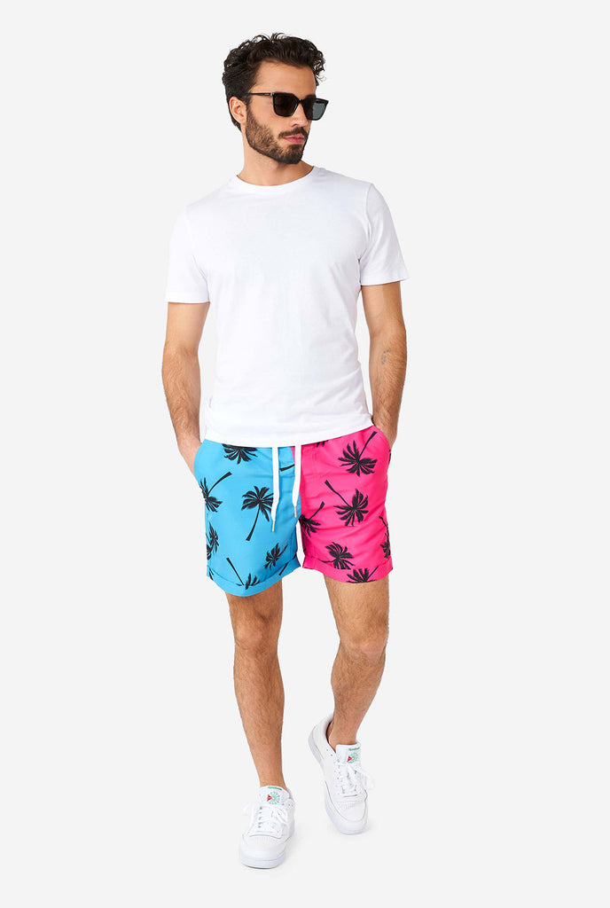 Man draagt ​​de zomerset bestaande uit shorts en shirt