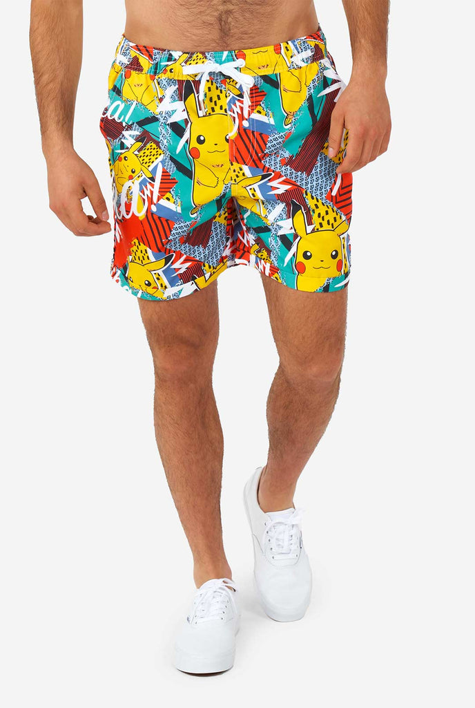 Man draagt ​​een kleurrijke zomershort met Pikachu Pokemon -print