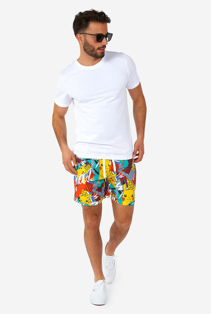Man draagt ​​een kleurrijke zomerse shorts en shirt met Pikachu Pokemon -print