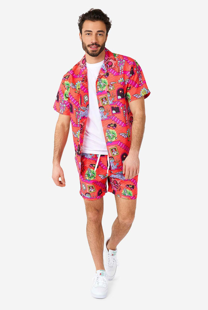 Man draagt ​​zomeroutfit, bestaande uit short en shirt, met Rick en Morty Print