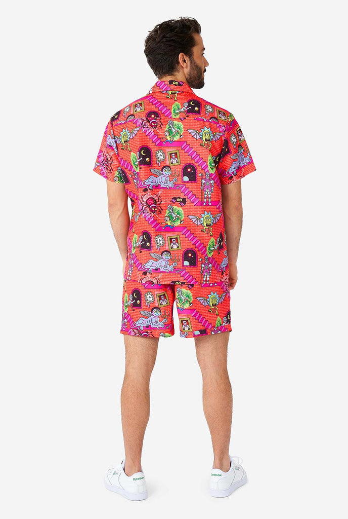 Man draagt ​​zomeroutfit, bestaande uit short en shirt, met Rick en Morty -print, bekijk vanaf de achterkant