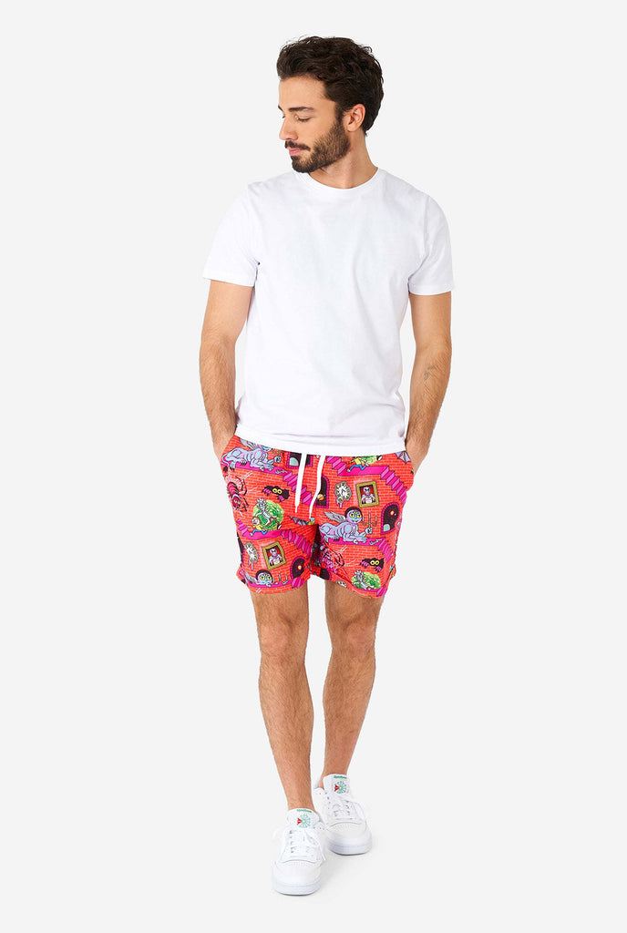 Man draagt ​​zomeroutfit, bestaande uit short en shirt, met Rick en Morty Print